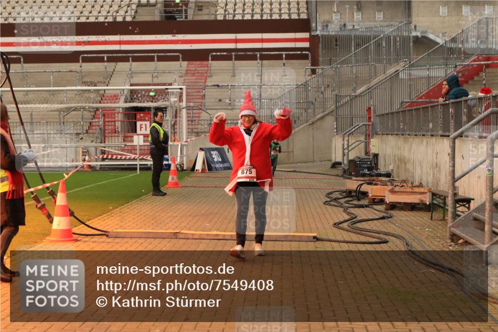 08.12.2024 - St. Pauli X-Mass-Run No. 14 Kathrin Stürmer Photography http://msf.ph/oto/7549408 08.12.2024 10:53:49 Ziel  meine-sportfotos.de