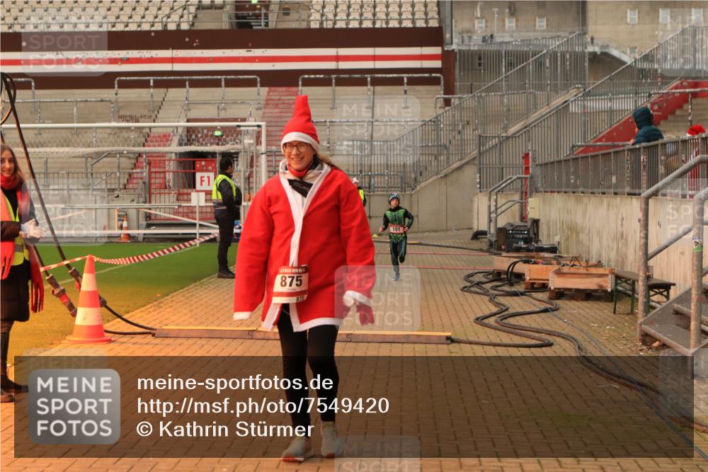 08.12.2024 - St. Pauli X-Mass-Run No. 14 Kathrin Stürmer Photography http://msf.ph/oto/7549420 08.12.2024 10:53:52 Ziel  meine-sportfotos.de