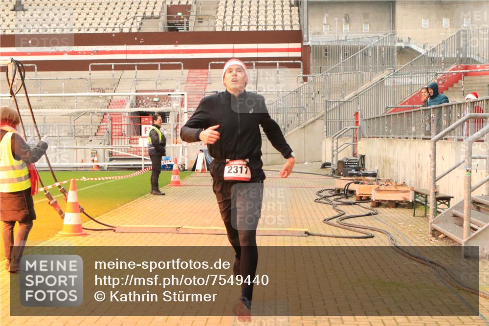 08.12.2024 - St. Pauli X-Mass-Run No. 14 Kathrin Stürmer Photography http://msf.ph/oto/7549440 08.12.2024 10:56:10 Ziel  meine-sportfotos.de