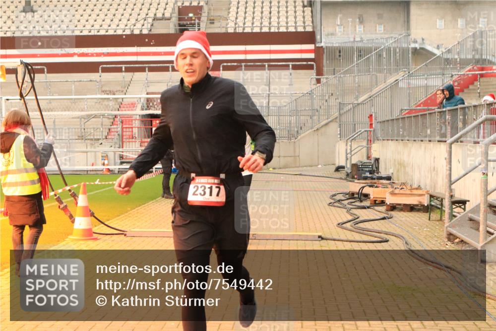 08.12.2024 - St. Pauli X-Mass-Run No. 14 Kathrin Stürmer Photography http://msf.ph/oto/7549442 08.12.2024 10:56:11 Ziel  meine-sportfotos.de