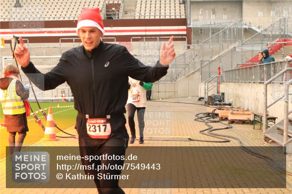 08.12.2024 - St. Pauli X-Mass-Run No. 14 Kathrin Stürmer Photography http://msf.ph/oto/7549443 08.12.2024 10:56:11 Ziel  meine-sportfotos.de