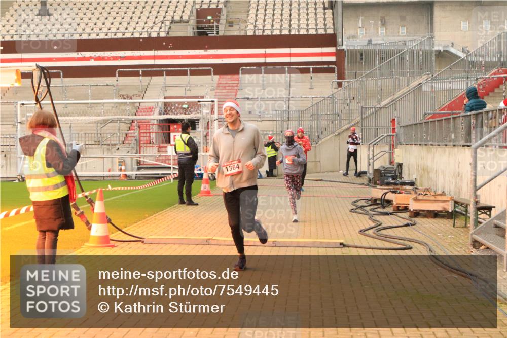 08.12.2024 - St. Pauli X-Mass-Run No. 14 Kathrin Stürmer Photography http://msf.ph/oto/7549445 08.12.2024 10:56:31 Ziel  meine-sportfotos.de
