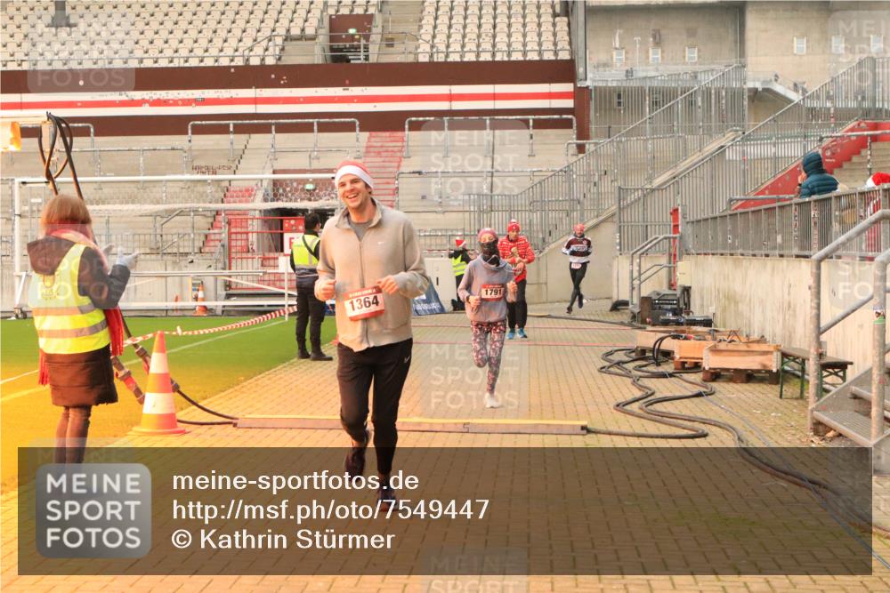 08.12.2024 - St. Pauli X-Mass-Run No. 14 Kathrin Stürmer Photography http://msf.ph/oto/7549447 08.12.2024 10:56:32 Ziel  meine-sportfotos.de