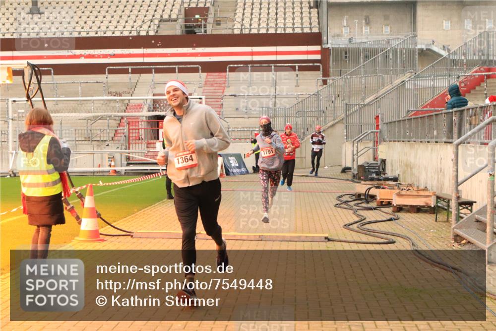 08.12.2024 - St. Pauli X-Mass-Run No. 14 Kathrin Stürmer Photography http://msf.ph/oto/7549448 08.12.2024 10:56:32 Ziel  meine-sportfotos.de