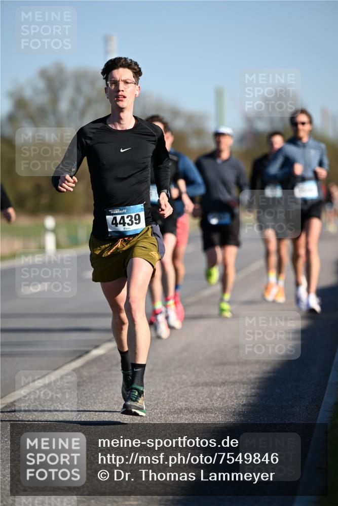 06.04.2025 - 44. Internationalen Wilhelmsburger Insellauf Dr. Thomas Lammeyer http://msf.ph/oto/7549846 06.04.2025 09:19:40 Laufen 4439 meine-sportfotos.de