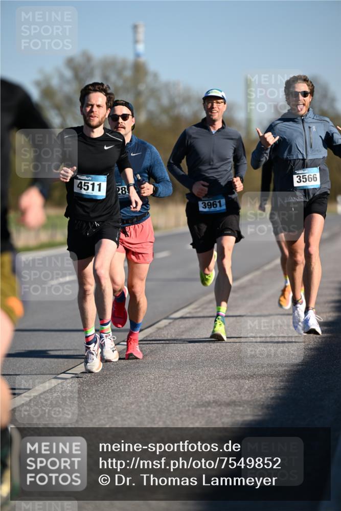 06.04.2025 - 44. Internationalen Wilhelmsburger Insellauf Dr. Thomas Lammeyer http://msf.ph/oto/7549852 06.04.2025 09:19:41 Laufen 4511, 28, 3961, 3566 meine-sportfotos.de