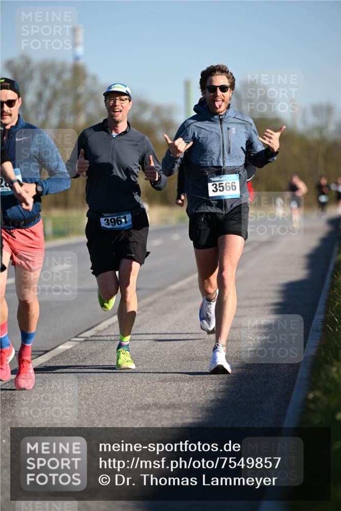 06.04.2025 - 44. Internationalen Wilhelmsburger Insellauf Dr. Thomas Lammeyer http://msf.ph/oto/7549857 06.04.2025 09:19:42 Laufen 28, 3961, 3566 meine-sportfotos.de