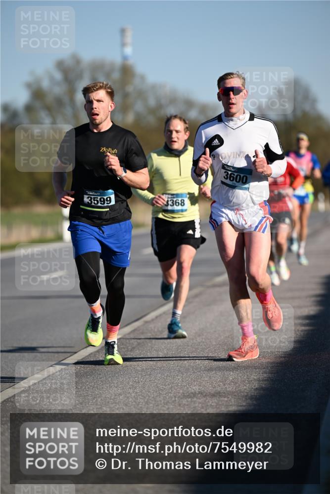 06.04.2025 - 44. Internationalen Wilhelmsburger Insellauf Dr. Thomas Lammeyer http://msf.ph/oto/7549982 06.04.2025 09:20:20 Laufen 3599, 3368, 3600 meine-sportfotos.de