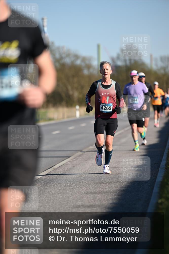 06.04.2025 - 44. Internationalen Wilhelmsburger Insellauf Dr. Thomas Lammeyer http://msf.ph/oto/7550059 06.04.2025 09:20:43 Laufen 214, 4265 meine-sportfotos.de