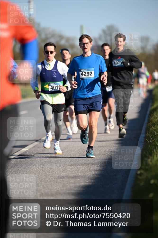 06.04.2025 - 44. Internationalen Wilhelmsburger Insellauf Dr. Thomas Lammeyer http://msf.ph/oto/7550420 06.04.2025 09:22:08 Laufen 401, 4292, 4071 meine-sportfotos.de