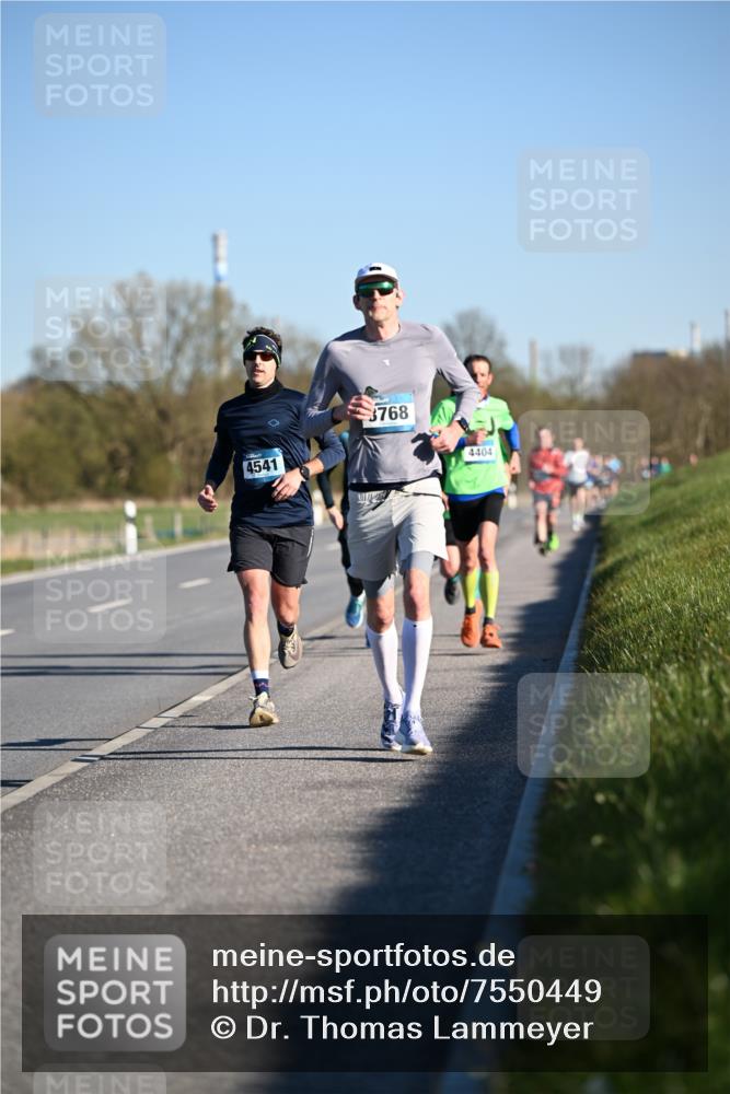06.04.2025 - 44. Internationalen Wilhelmsburger Insellauf Dr. Thomas Lammeyer http://msf.ph/oto/7550449 06.04.2025 09:22:23 Laufen 4541, 3768, 4404 meine-sportfotos.de