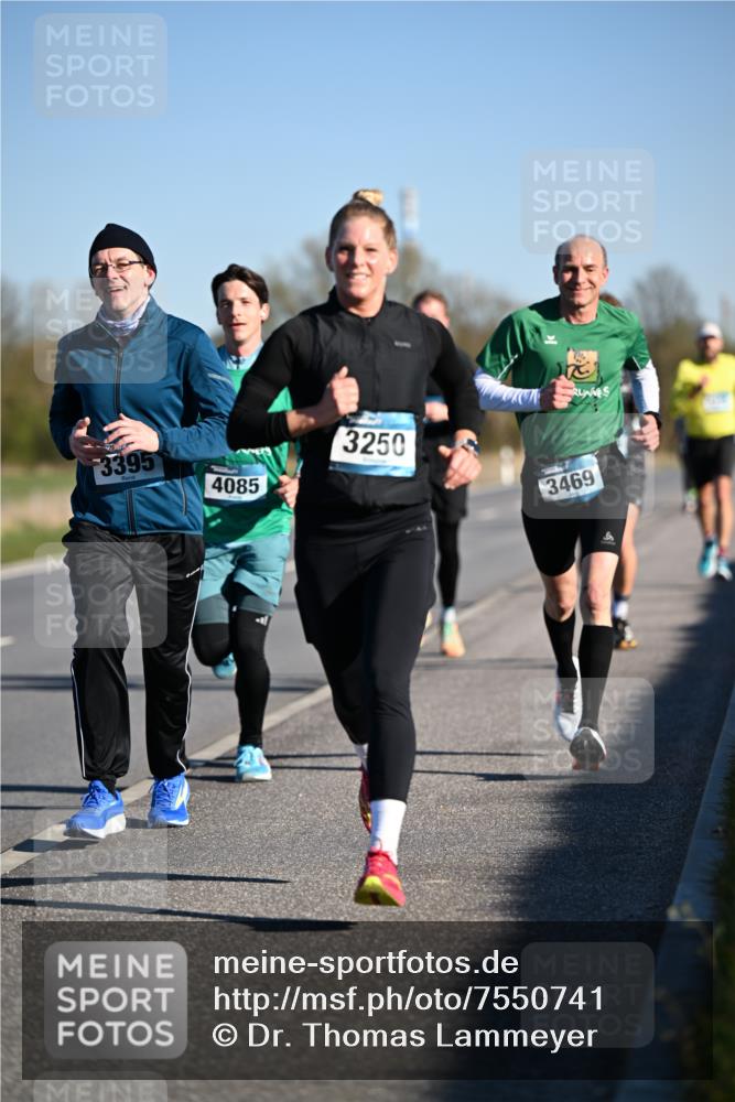 06.04.2025 - 44. Internationalen Wilhelmsburger Insellauf Dr. Thomas Lammeyer http://msf.ph/oto/7550741 06.04.2025 09:23:04 Laufen 3395, 4085, 3250, 3469 meine-sportfotos.de