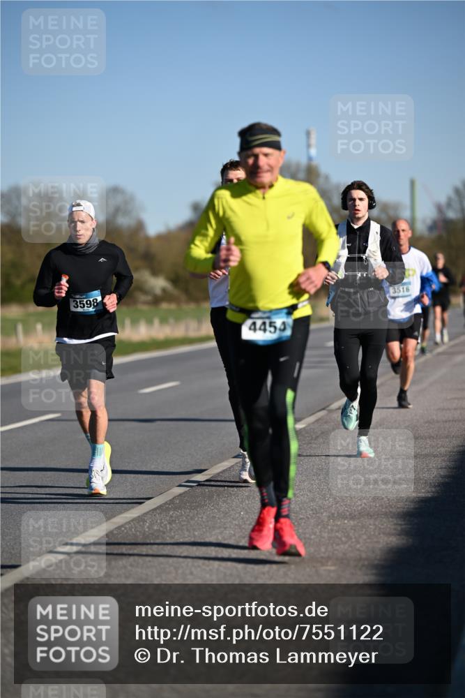 06.04.2025 - 44. Internationalen Wilhelmsburger Insellauf Dr. Thomas Lammeyer http://msf.ph/oto/7551122 06.04.2025 09:23:45 Laufen 3598, 4454, 3516 meine-sportfotos.de