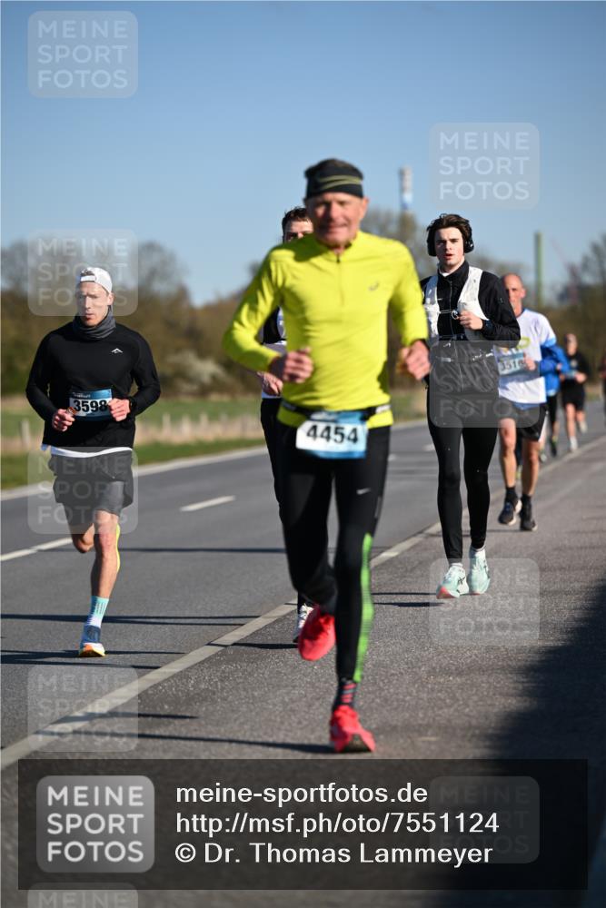 06.04.2025 - 44. Internationalen Wilhelmsburger Insellauf Dr. Thomas Lammeyer http://msf.ph/oto/7551124 06.04.2025 09:23:45 Laufen 3598, 4454, 351 meine-sportfotos.de