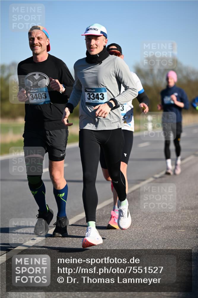 06.04.2025 - 44. Internationalen Wilhelmsburger Insellauf Dr. Thomas Lammeyer http://msf.ph/oto/7551527 06.04.2025 09:24:33 Laufen 3403, 3343, 3 meine-sportfotos.de
