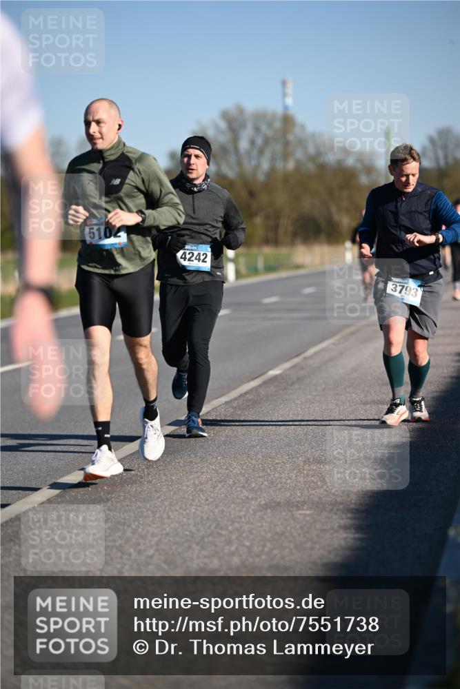 06.04.2025 - 44. Internationalen Wilhelmsburger Insellauf Dr. Thomas Lammeyer http://msf.ph/oto/7551738 06.04.2025 09:24:59 Laufen 5102, 4242, 3793 meine-sportfotos.de