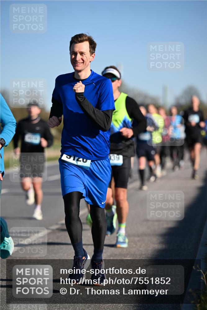 06.04.2025 - 44. Internationalen Wilhelmsburger Insellauf Dr. Thomas Lammeyer http://msf.ph/oto/7551852 06.04.2025 09:25:13 Laufen 939, 120 meine-sportfotos.de