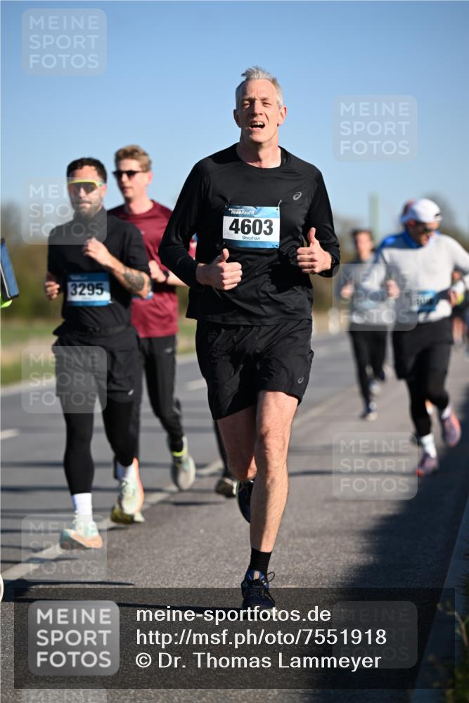 06.04.2025 - 44. Internationalen Wilhelmsburger Insellauf Dr. Thomas Lammeyer http://msf.ph/oto/7551918 06.04.2025 09:25:19 Laufen 4603, 3295 meine-sportfotos.de