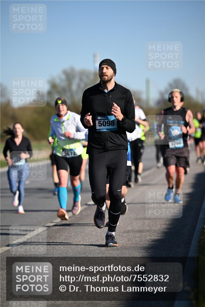 06.04.2025 - 44. Internationalen Wilhelmsburger Insellauf Dr. Thomas Lammeyer http://msf.ph/oto/7552832 06.04.2025 09:26:57 Laufen 13672, 5098, 3700 meine-sportfotos.de