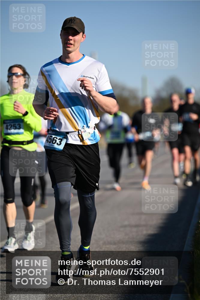 06.04.2025 - 44. Internationalen Wilhelmsburger Insellauf Dr. Thomas Lammeyer http://msf.ph/oto/7552901 06.04.2025 09:27:02 Laufen 4253, 4563 meine-sportfotos.de
