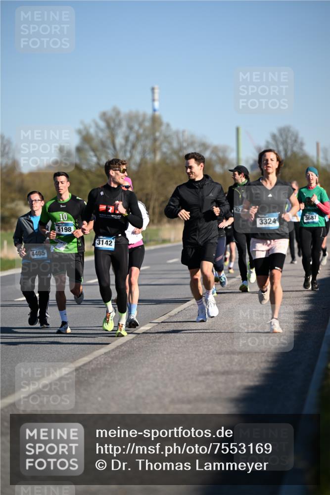 06.04.2025 - 44. Internationalen Wilhelmsburger Insellauf Dr. Thomas Lammeyer http://msf.ph/oto/7553169 06.04.2025 09:27:26 Laufen 4465, 10, 5198, 94, 3142, 427, 3687, 3324 meine-sportfotos.de