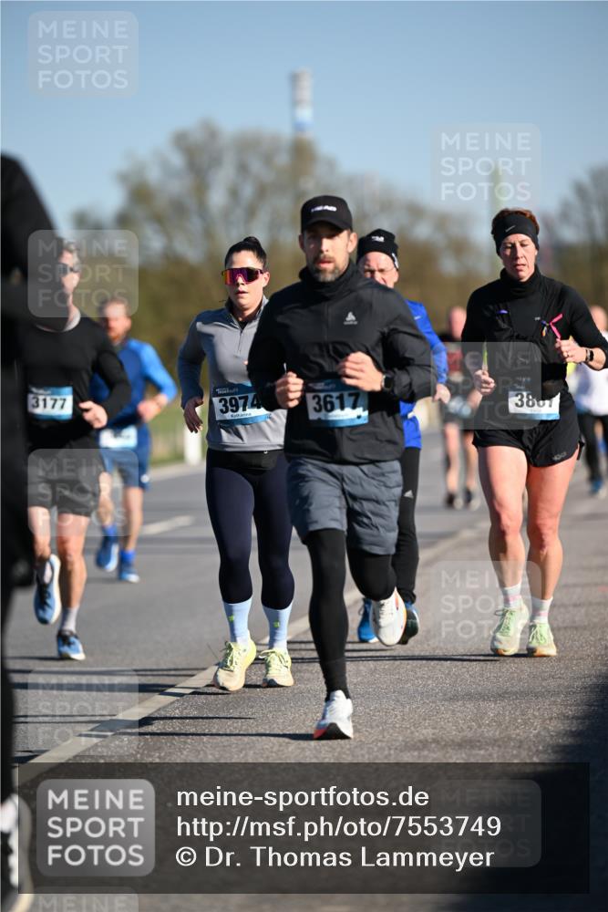 06.04.2025 - 44. Internationalen Wilhelmsburger Insellauf Dr. Thomas Lammeyer http://msf.ph/oto/7553749 06.04.2025 09:28:20 Laufen 3177, 3974, 3617, 3807 meine-sportfotos.de