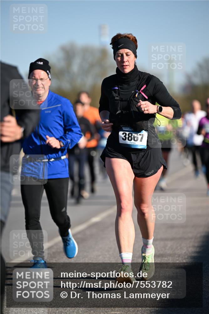 06.04.2025 - 44. Internationalen Wilhelmsburger Insellauf Dr. Thomas Lammeyer http://msf.ph/oto/7553782 06.04.2025 09:28:22 Laufen 3867 meine-sportfotos.de