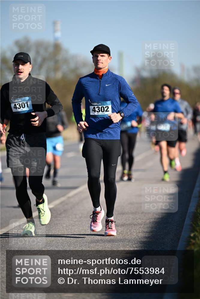 06.04.2025 - 44. Internationalen Wilhelmsburger Insellauf Dr. Thomas Lammeyer http://msf.ph/oto/7553984 06.04.2025 09:28:41 Laufen 4301, 97, 4302 meine-sportfotos.de