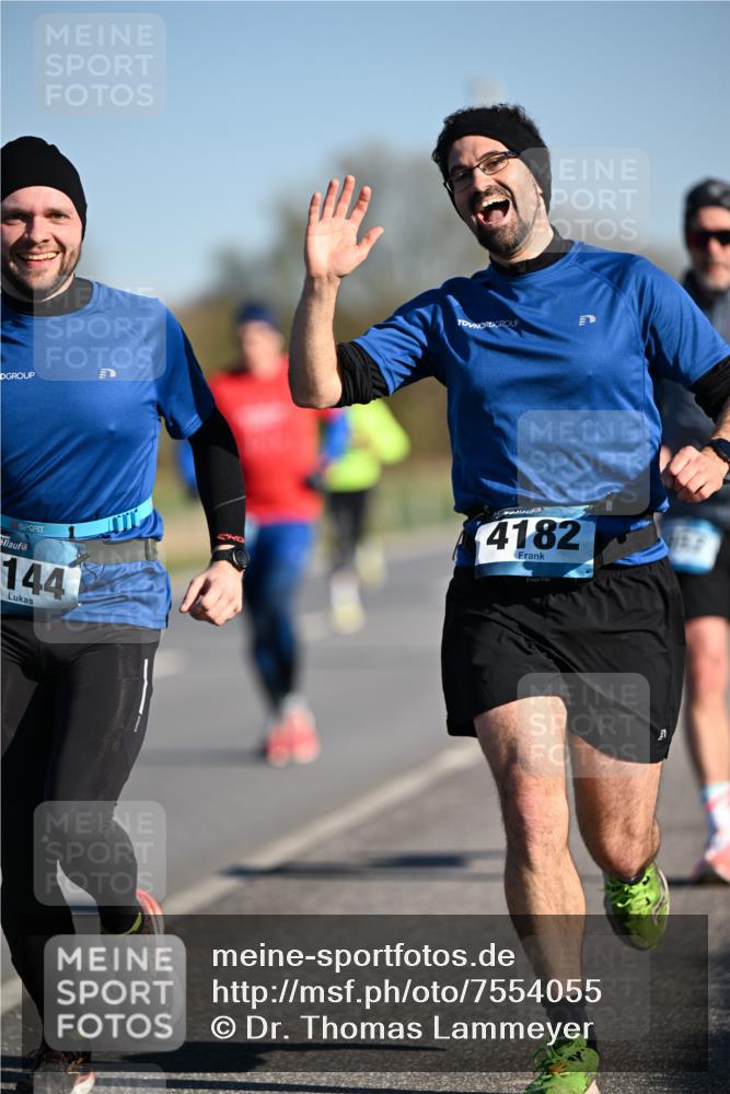 06.04.2025 - 44. Internationalen Wilhelmsburger Insellauf Dr. Thomas Lammeyer http://msf.ph/oto/7554055 06.04.2025 09:28:47 Laufen 144, 4182 meine-sportfotos.de