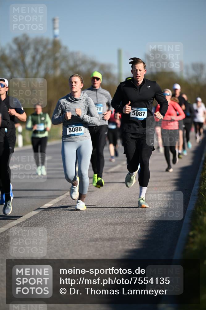 06.04.2025 - 44. Internationalen Wilhelmsburger Insellauf Dr. Thomas Lammeyer http://msf.ph/oto/7554135 06.04.2025 09:29:02 Laufen 5088, 78, 5087 meine-sportfotos.de