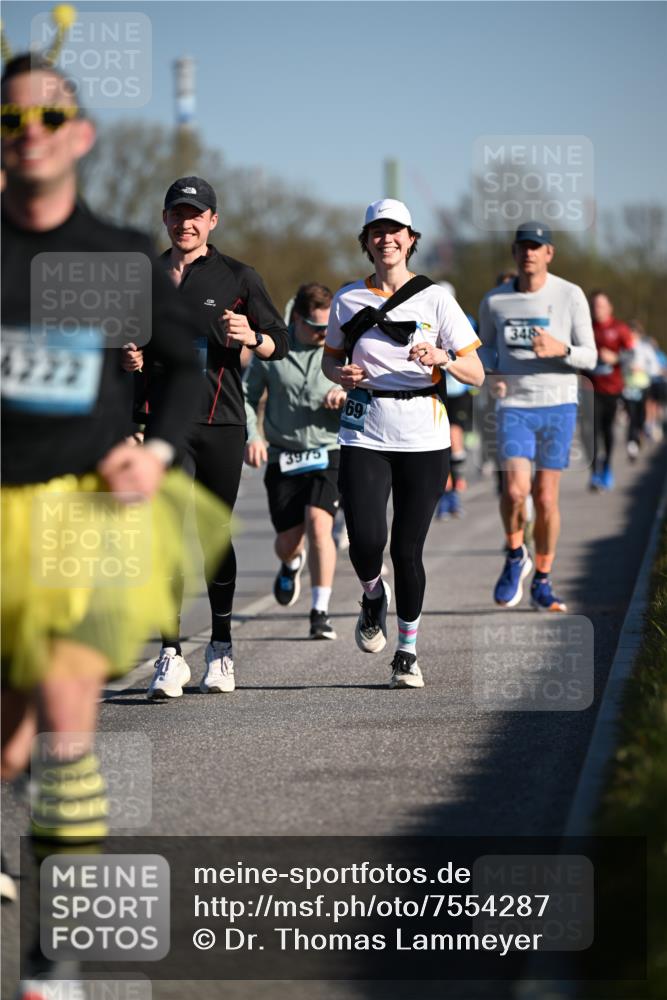 06.04.2025 - 44. Internationalen Wilhelmsburger Insellauf Dr. Thomas Lammeyer http://msf.ph/oto/7554287 06.04.2025 09:29:17 Laufen 4999, 3975, 69, 348 meine-sportfotos.de
