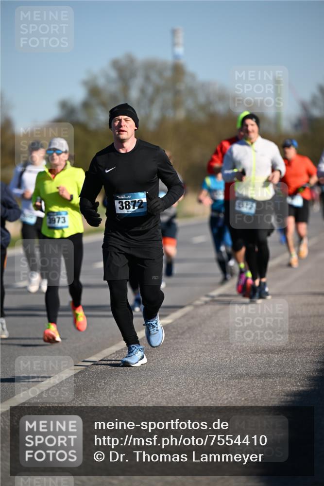 06.04.2025 - 44. Internationalen Wilhelmsburger Insellauf Dr. Thomas Lammeyer http://msf.ph/oto/7554410 06.04.2025 09:29:30 Laufen 3973, 3872, 1975 meine-sportfotos.de