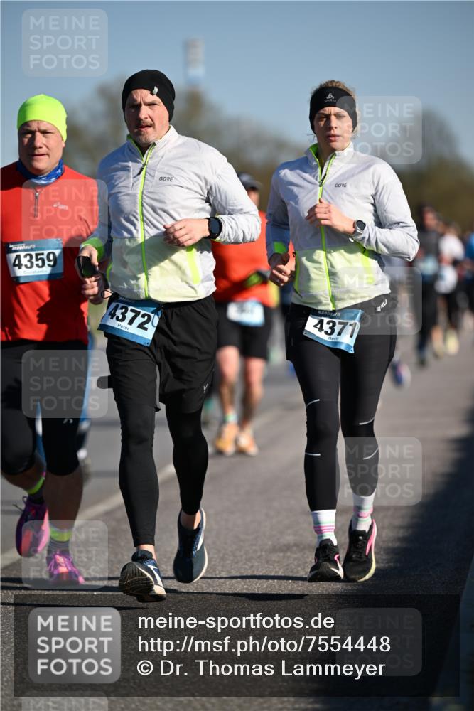 06.04.2025 - 44. Internationalen Wilhelmsburger Insellauf Dr. Thomas Lammeyer http://msf.ph/oto/7554448 06.04.2025 09:29:34 Laufen 4359, 4372, 4371 meine-sportfotos.de