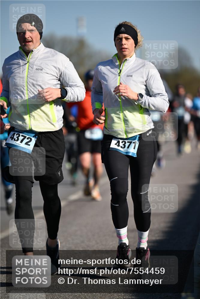 06.04.2025 - 44. Internationalen Wilhelmsburger Insellauf Dr. Thomas Lammeyer http://msf.ph/oto/7554459 06.04.2025 09:29:35 Laufen 4372, 4371 meine-sportfotos.de