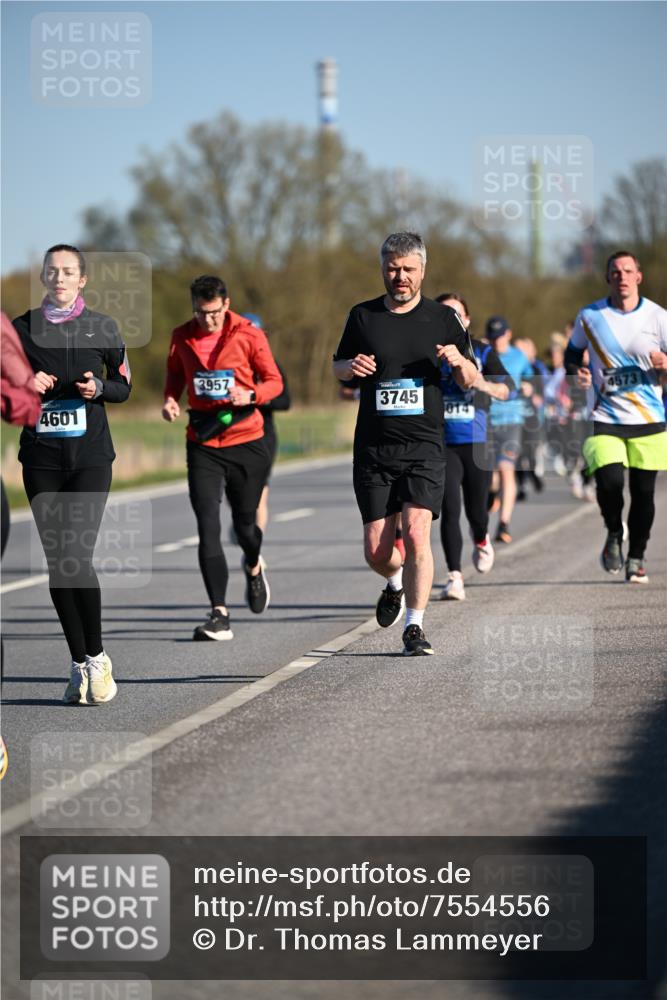 06.04.2025 - 44. Internationalen Wilhelmsburger Insellauf Dr. Thomas Lammeyer http://msf.ph/oto/7554556 06.04.2025 09:29:47 Laufen 3957, 4601, 3745, 4573, 014 meine-sportfotos.de