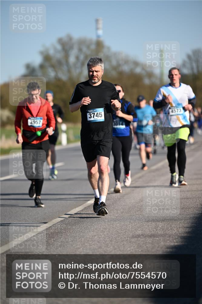 06.04.2025 - 44. Internationalen Wilhelmsburger Insellauf Dr. Thomas Lammeyer http://msf.ph/oto/7554570 06.04.2025 09:29:48 Laufen 3957, 3745, 4573 meine-sportfotos.de