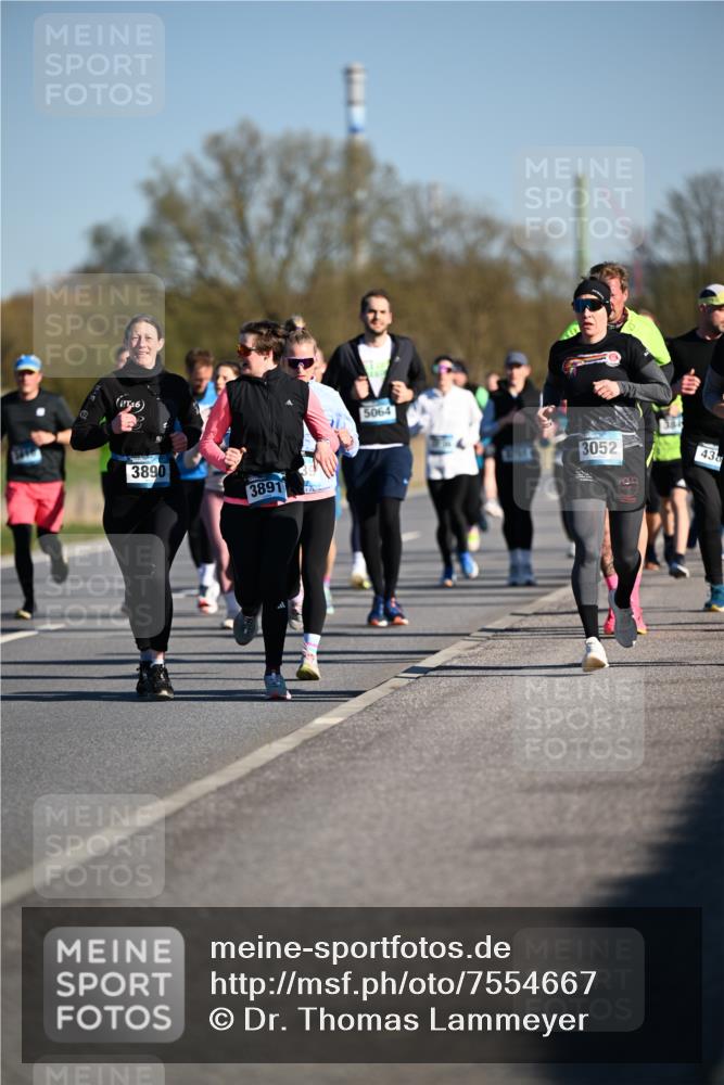 06.04.2025 - 44. Internationalen Wilhelmsburger Insellauf Dr. Thomas Lammeyer http://msf.ph/oto/7554667 06.04.2025 09:29:57 Laufen 16, 3890, 3891, 5064, 3052, 43 meine-sportfotos.de
