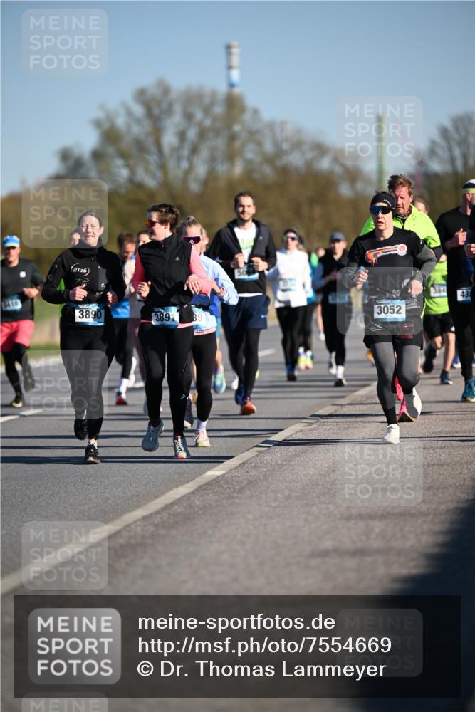 06.04.2025 - 44. Internationalen Wilhelmsburger Insellauf Dr. Thomas Lammeyer http://msf.ph/oto/7554669 06.04.2025 09:29:57 Laufen 16, 1410, 3890, 3891, 39, 50, 3052, 384, 438 meine-sportfotos.de