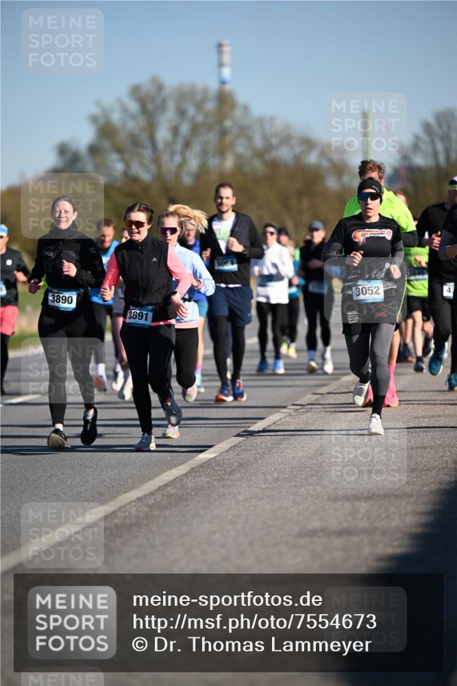06.04.2025 - 44. Internationalen Wilhelmsburger Insellauf Dr. Thomas Lammeyer http://msf.ph/oto/7554673 06.04.2025 09:29:57 Laufen 3890, 3891, 1411, 3052, 43 meine-sportfotos.de