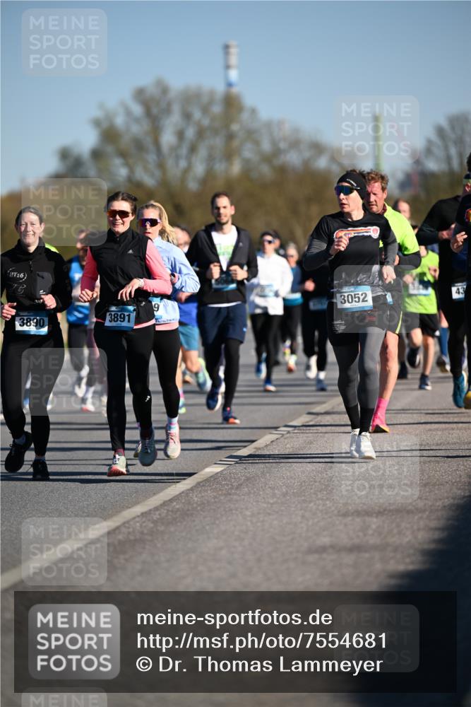 06.04.2025 - 44. Internationalen Wilhelmsburger Insellauf Dr. Thomas Lammeyer http://msf.ph/oto/7554681 06.04.2025 09:29:58 Laufen 16, 3890, 3891, 9, 3052, 43 meine-sportfotos.de