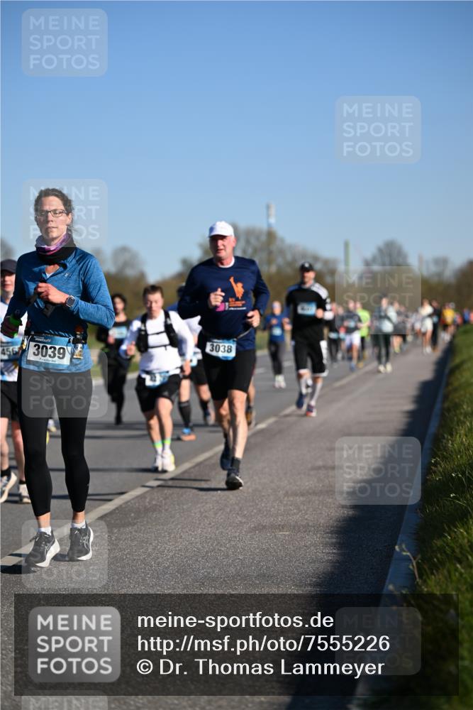 06.04.2025 - 44. Internationalen Wilhelmsburger Insellauf Dr. Thomas Lammeyer http://msf.ph/oto/7555226 06.04.2025 09:30:47 Laufen 3039, 3038 meine-sportfotos.de