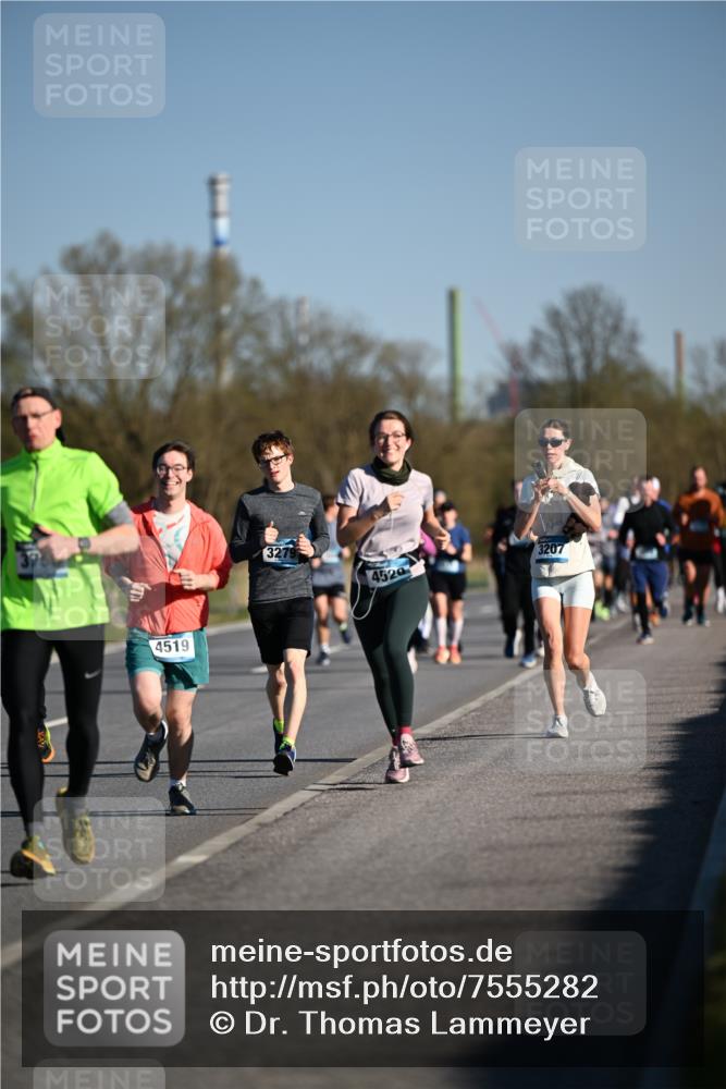 06.04.2025 - 44. Internationalen Wilhelmsburger Insellauf Dr. Thomas Lammeyer http://msf.ph/oto/7555282 06.04.2025 09:30:58 Laufen 375, 4519, 327, 4520, 3207 meine-sportfotos.de