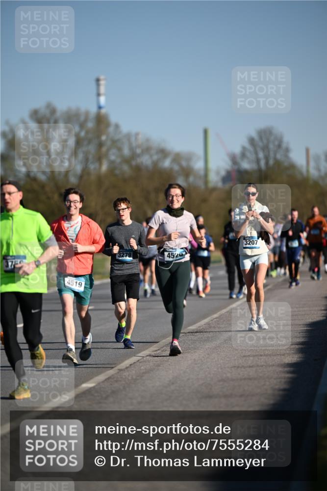 06.04.2025 - 44. Internationalen Wilhelmsburger Insellauf Dr. Thomas Lammeyer http://msf.ph/oto/7555284 06.04.2025 09:30:58 Laufen 375, 4519, 3207, 3279, 4520 meine-sportfotos.de
