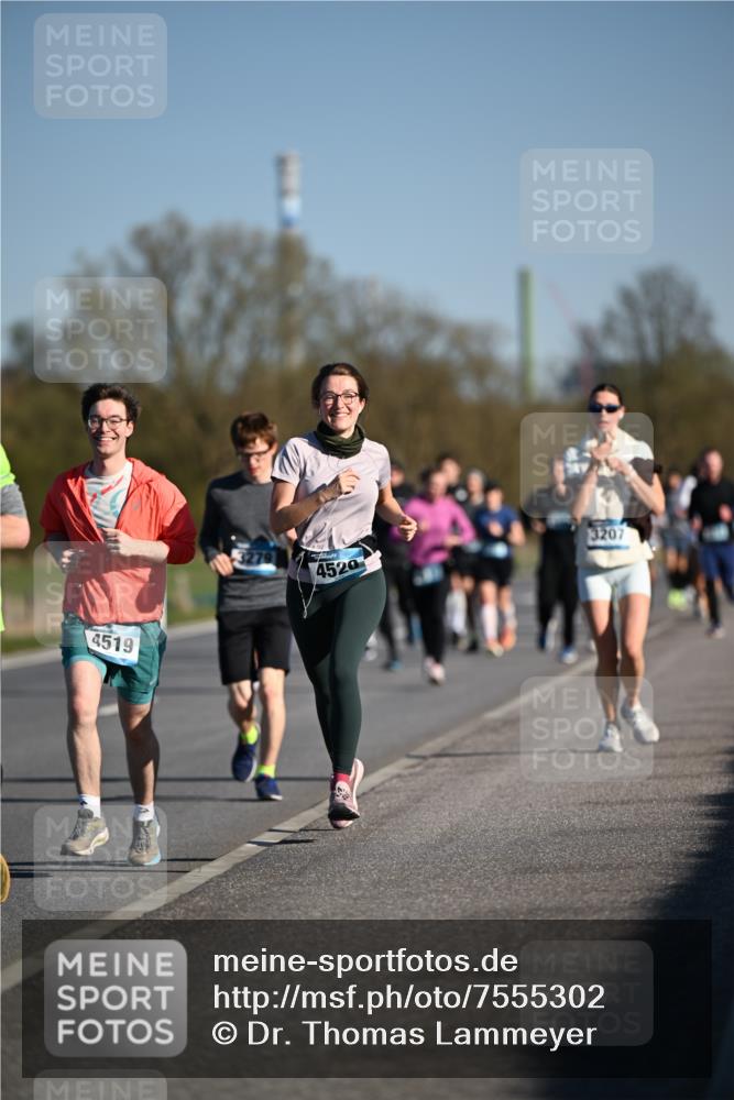 06.04.2025 - 44. Internationalen Wilhelmsburger Insellauf Dr. Thomas Lammeyer http://msf.ph/oto/7555302 06.04.2025 09:30:59 Laufen 4519, 4520, 3207 meine-sportfotos.de