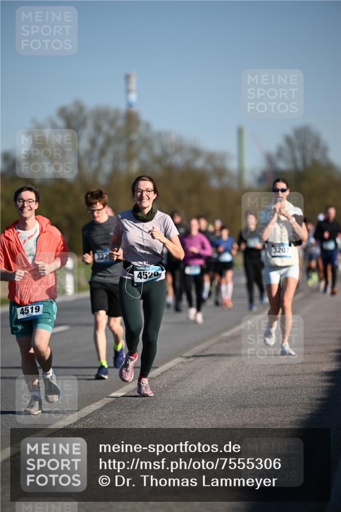 06.04.2025 - 44. Internationalen Wilhelmsburger Insellauf Dr. Thomas Lammeyer http://msf.ph/oto/7555306 06.04.2025 09:30:59 Laufen 4519, 4520, 3207 meine-sportfotos.de