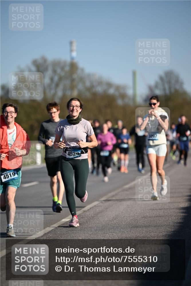 06.04.2025 - 44. Internationalen Wilhelmsburger Insellauf Dr. Thomas Lammeyer http://msf.ph/oto/7555310 06.04.2025 09:31:00 Laufen 4519, 4529, 3207 meine-sportfotos.de