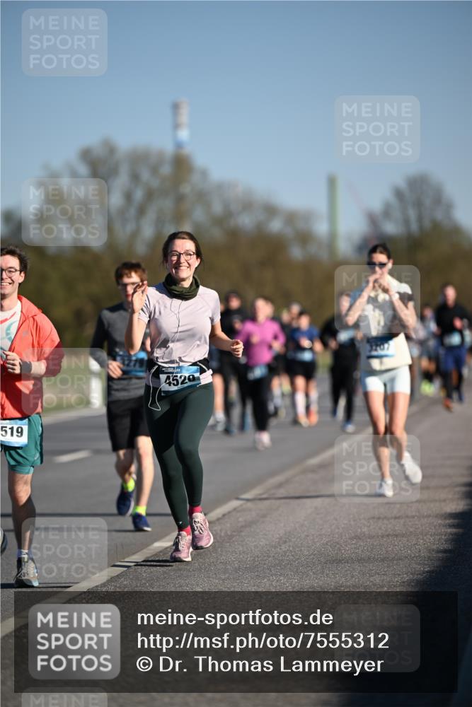 06.04.2025 - 44. Internationalen Wilhelmsburger Insellauf Dr. Thomas Lammeyer http://msf.ph/oto/7555312 06.04.2025 09:31:00 Laufen 519, 4520, 3207 meine-sportfotos.de