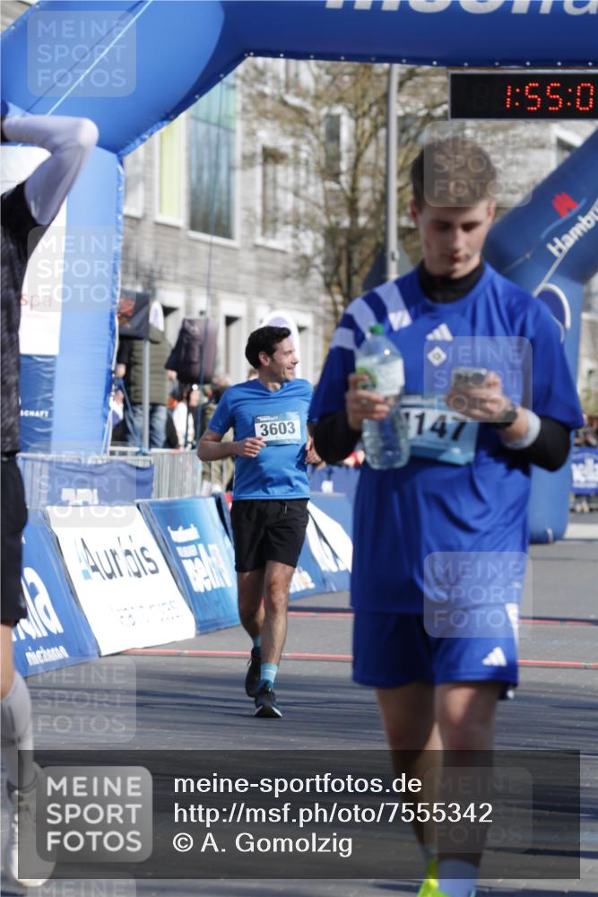 06.04.2025 - 44. Internationalen Wilhelmsburger Insellauf A. Gomolzig http://msf.ph/oto/7555342 06.04.2025 10:45:01 Ziel 3603, 3789, 4097, 4480 meine-sportfotos.de