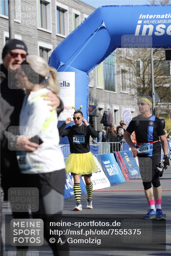 06.04.2025 - 44. Internationalen Wilhelmsburger Insellauf A. Gomolzig http://msf.ph/oto/7555375 06.04.2025 10:44:05 Ziel 4222, 4509, 5063 meine-sportfotos.de