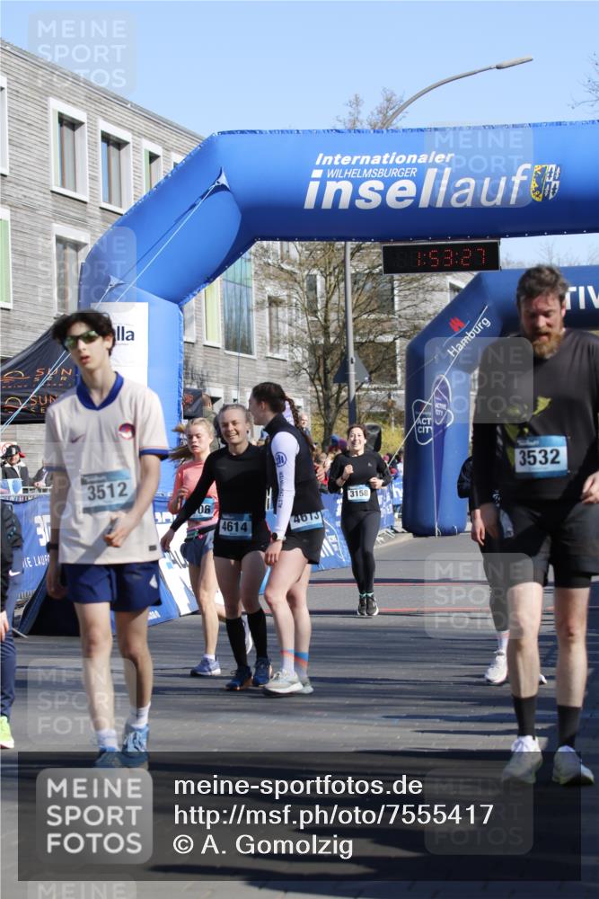 06.04.2025 - 44. Internationalen Wilhelmsburger Insellauf A. Gomolzig http://msf.ph/oto/7555417 06.04.2025 10:43:25 Ziel 3158, 3706, 3717, 4614 meine-sportfotos.de